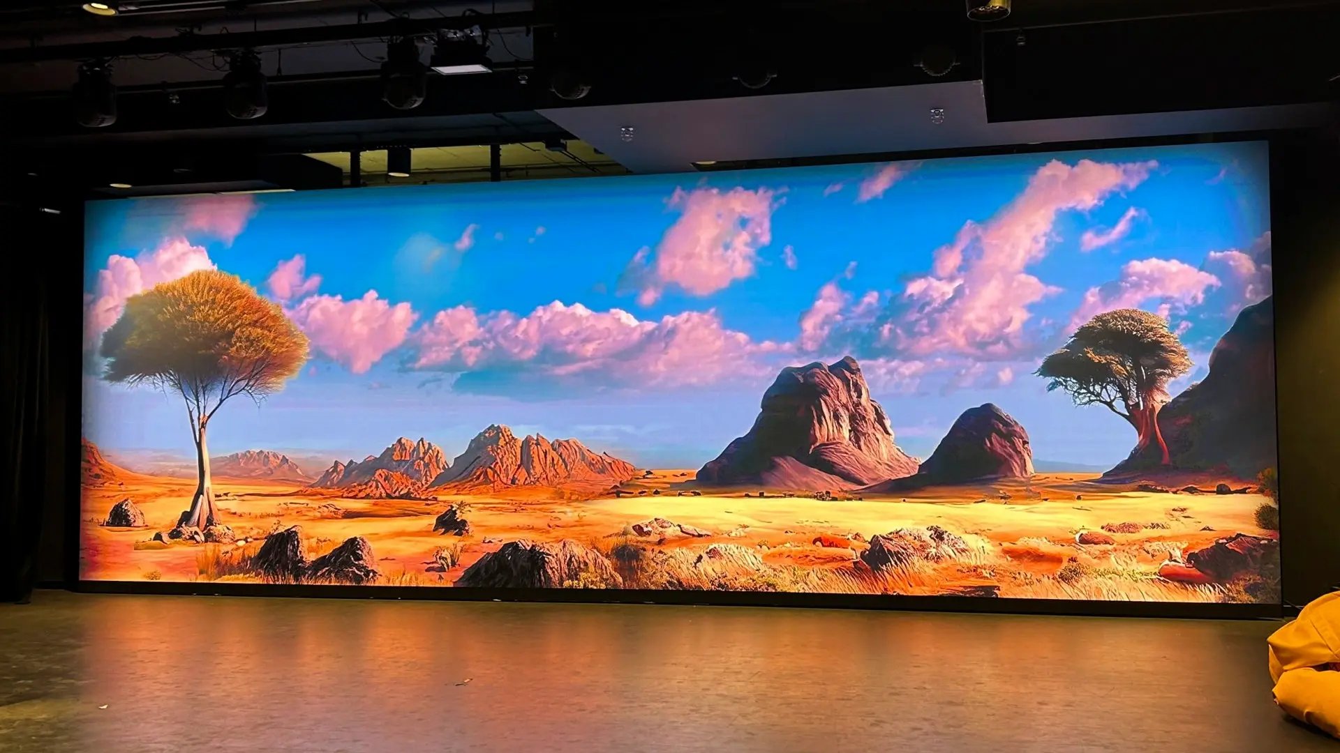 01 Ekran LED LEDBIM iPX 2,5 jako tło scenograficzne w Teatrze WAM w Warszawie