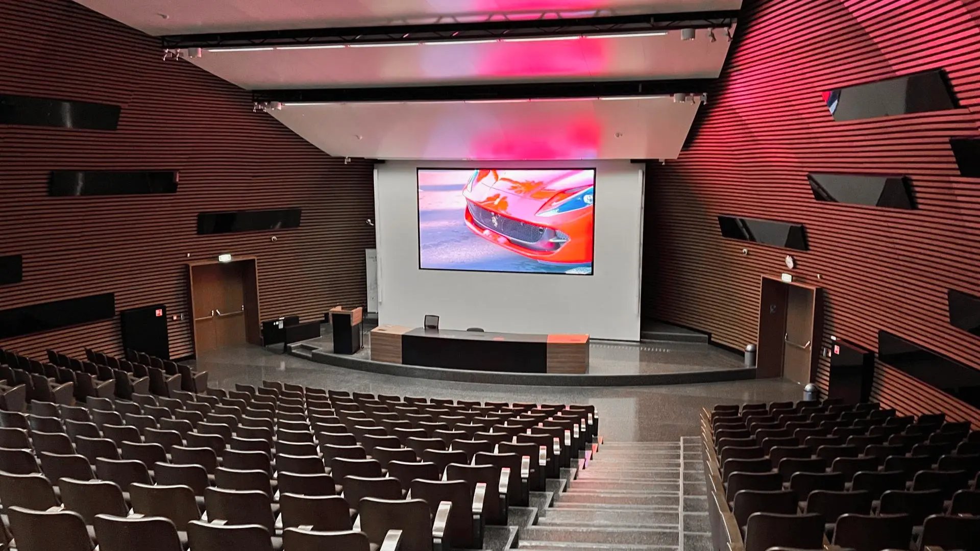 01 ekran led aula konferencyjna