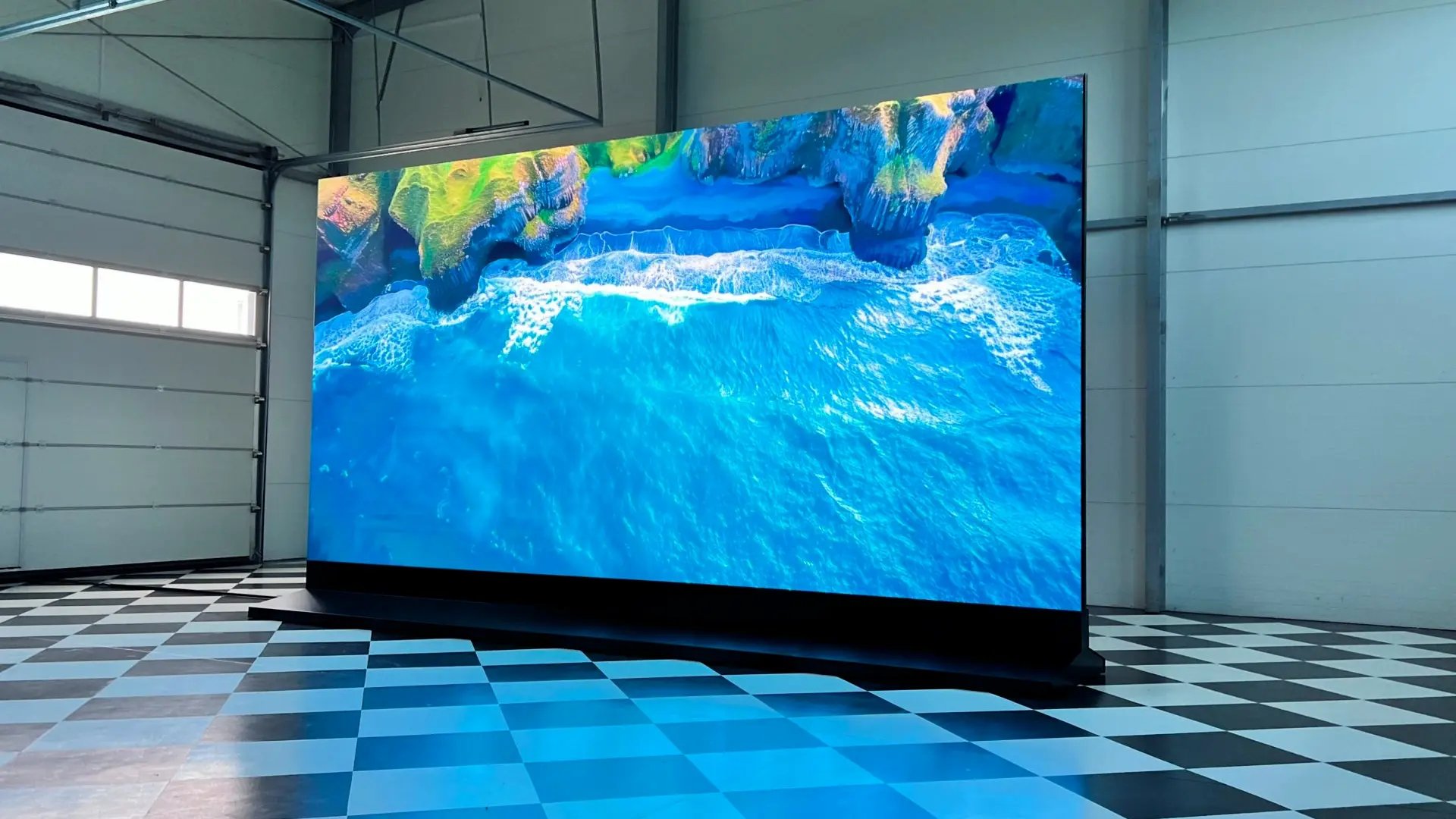 01 ekran led showroom 3x6 m