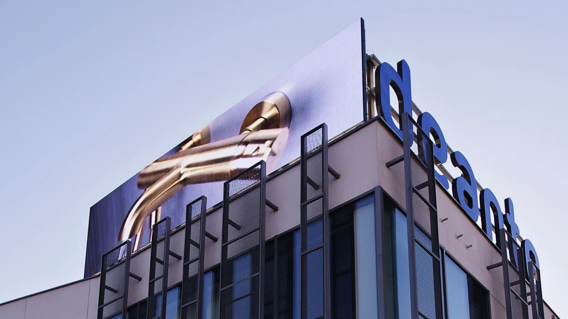 2 Telebim LEDBIM ZPX 8 pro - 2,24 x 7,68 m zamontowany na dachu budynku firmy DEANTE3b