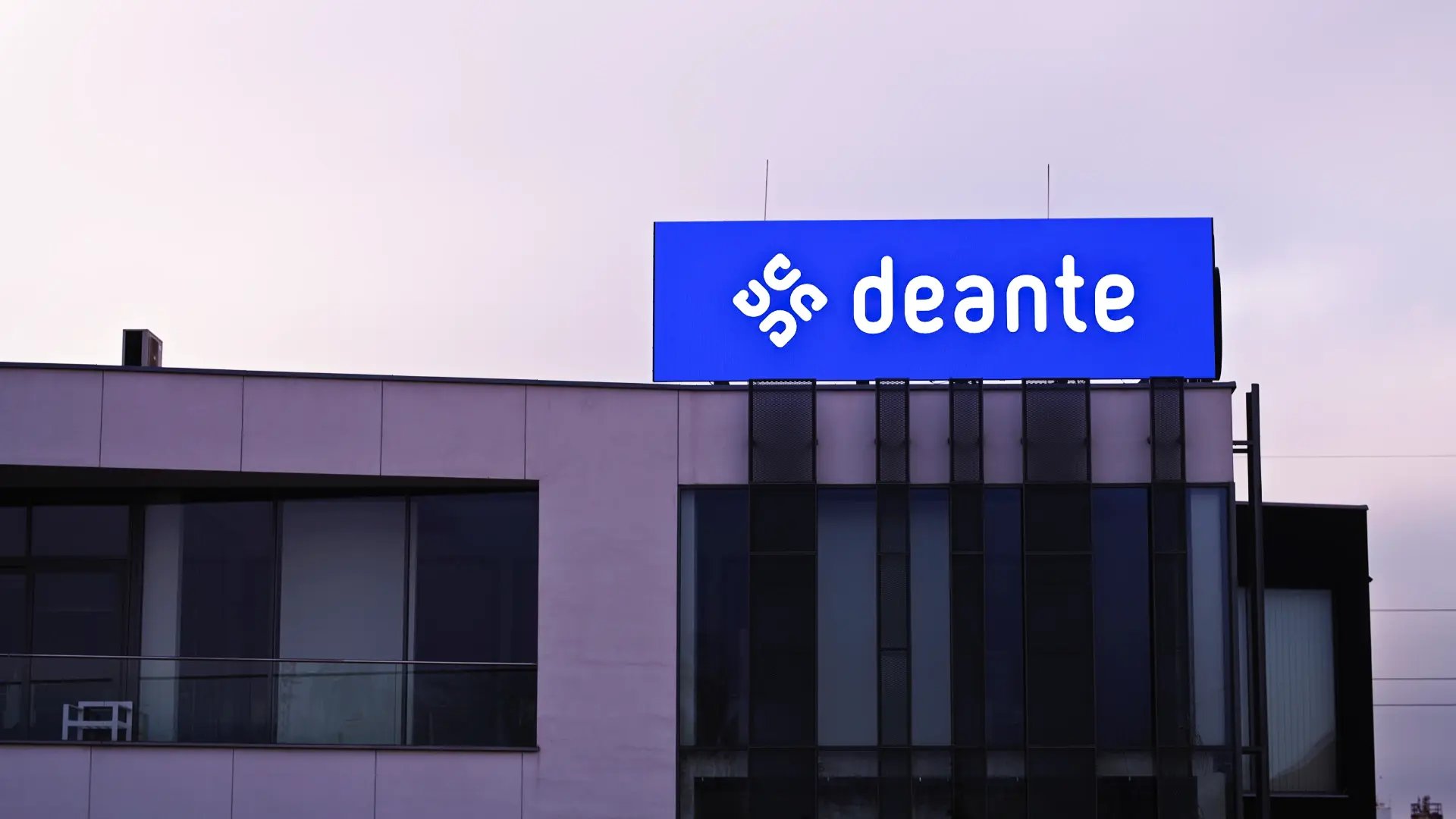 3 Telebim LEDBIM ZPX 8 pro - 2,24 x 7,68 m zamontowany na dachu budynku firmy DEANTE3b