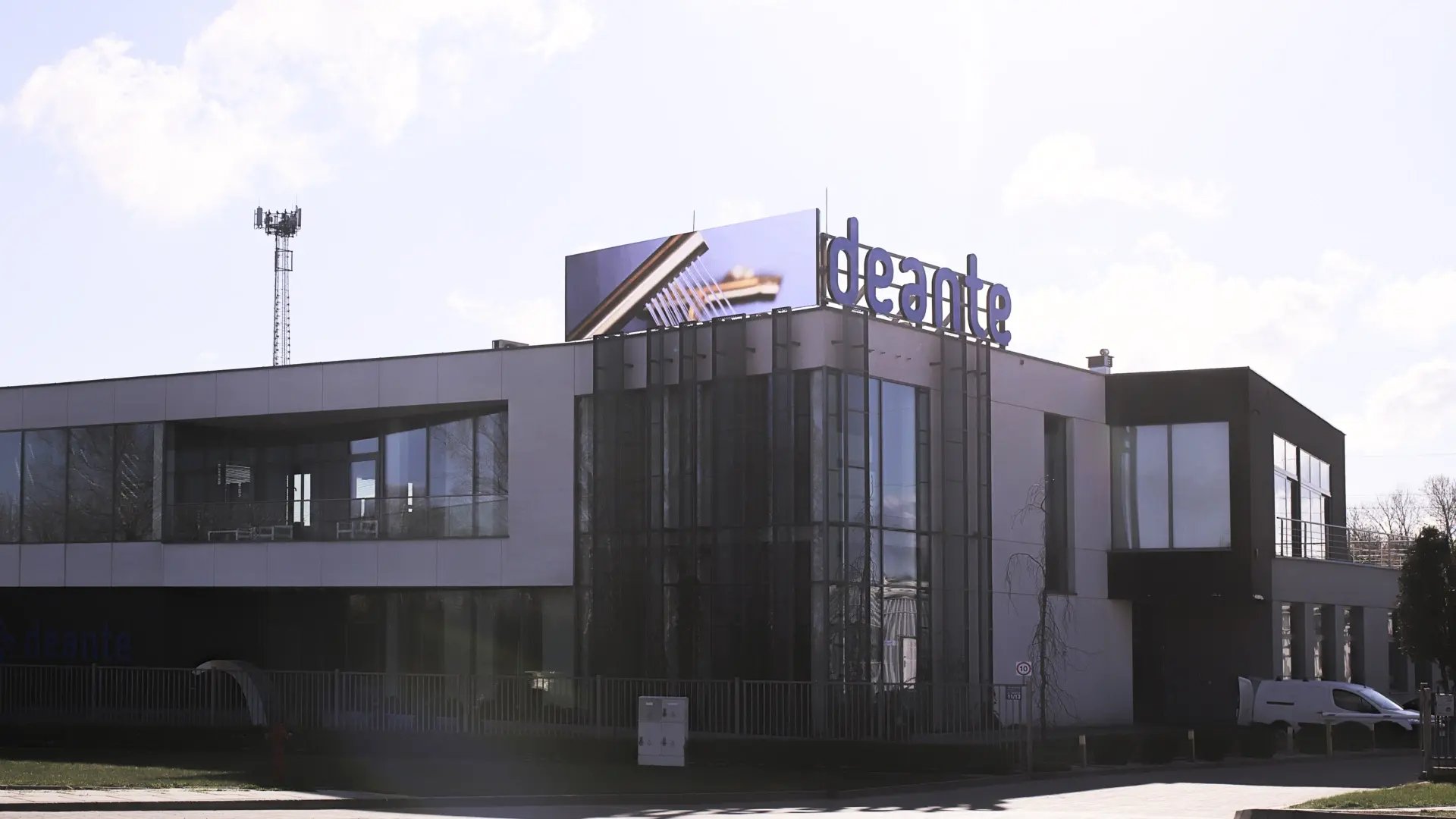 4 Telebim LEDBIM ZPX 8 pro - 2,24 x 7,68 m zamontowany na dachu budynku firmy DEANTE3b