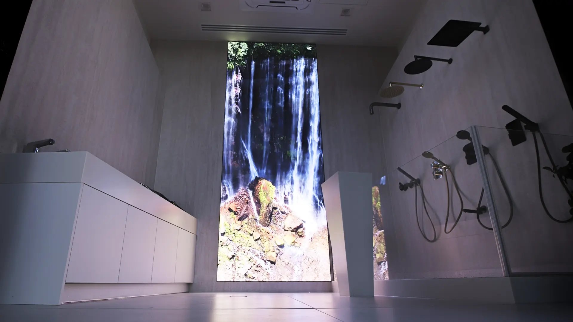 6 Ekrany ledowe wbudowane w ściany showrromu