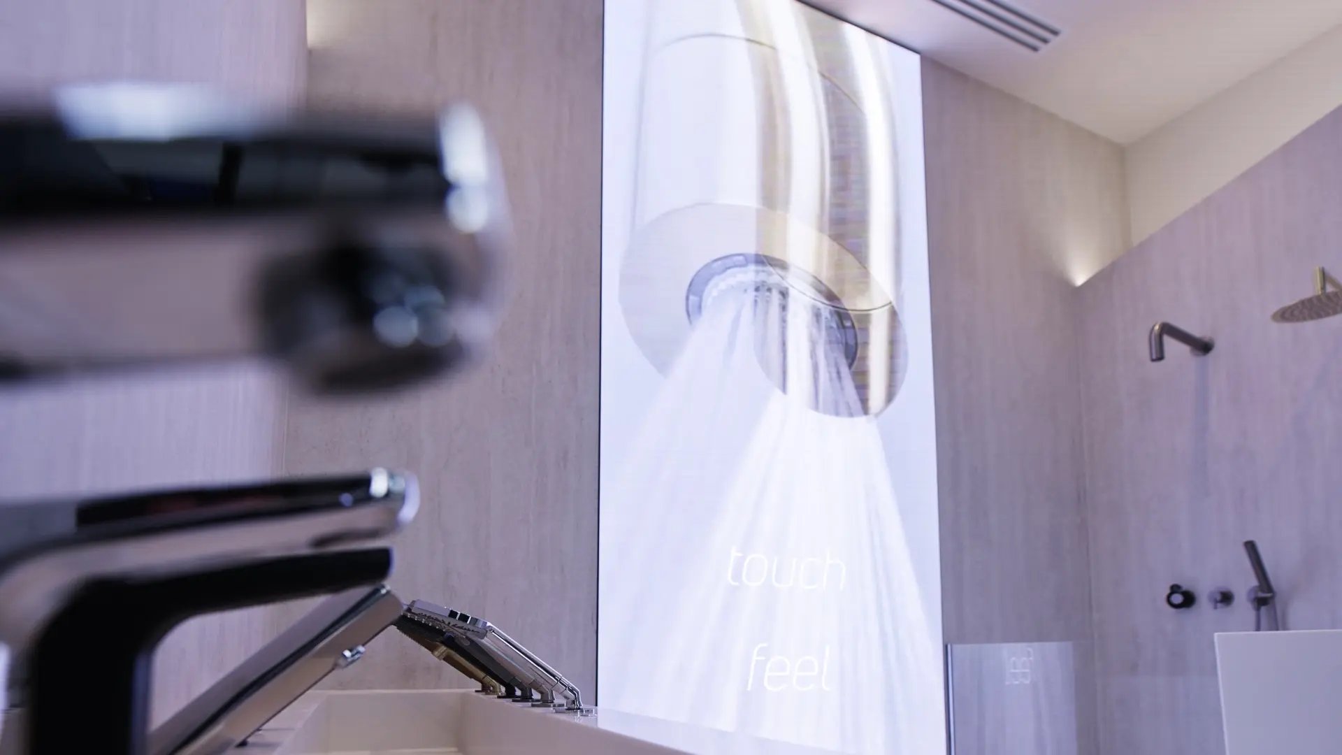 7 Ekrany ledowe wbudowane w ściany showrromu