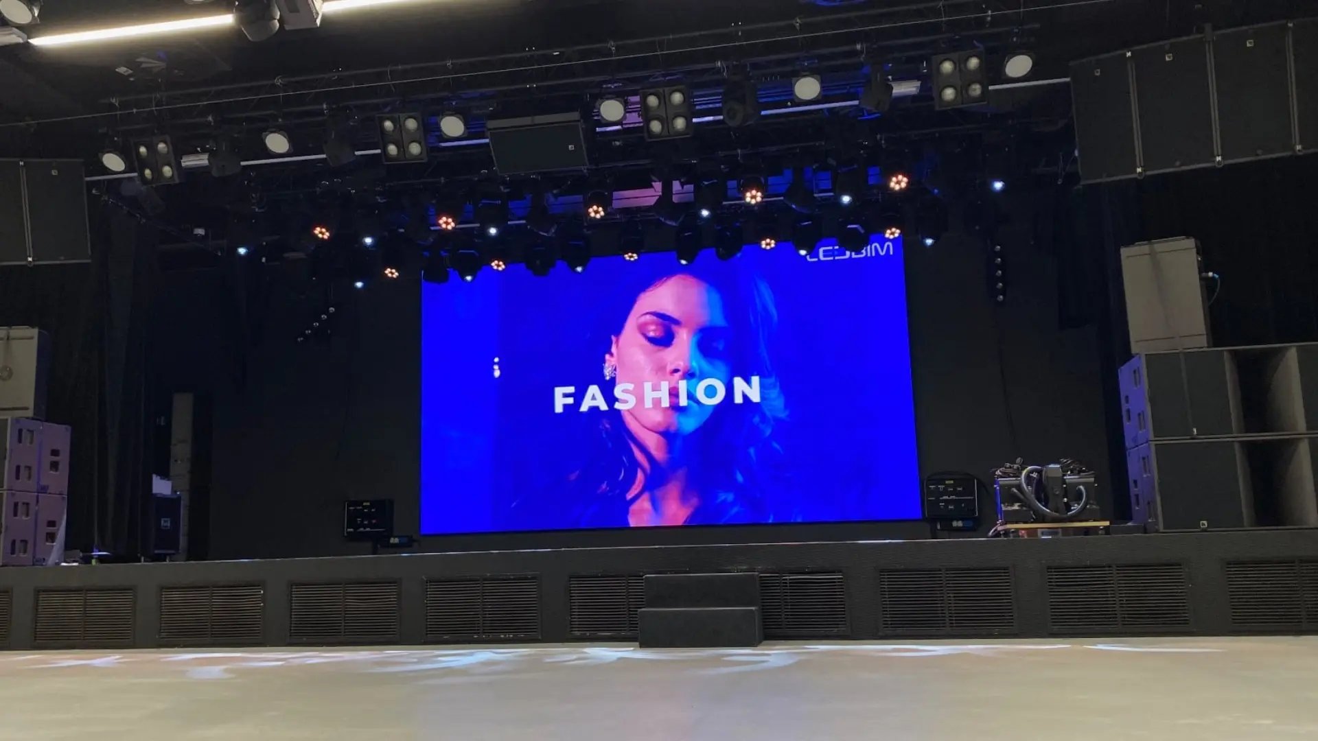 Ekran LED 1920x1080-16