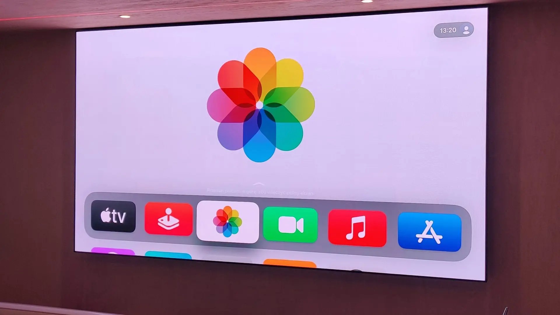 Ekran LED LEDBIM iPX 2 o wymiarach 1,92 x 3,52 m w apartamencie na basenie 2