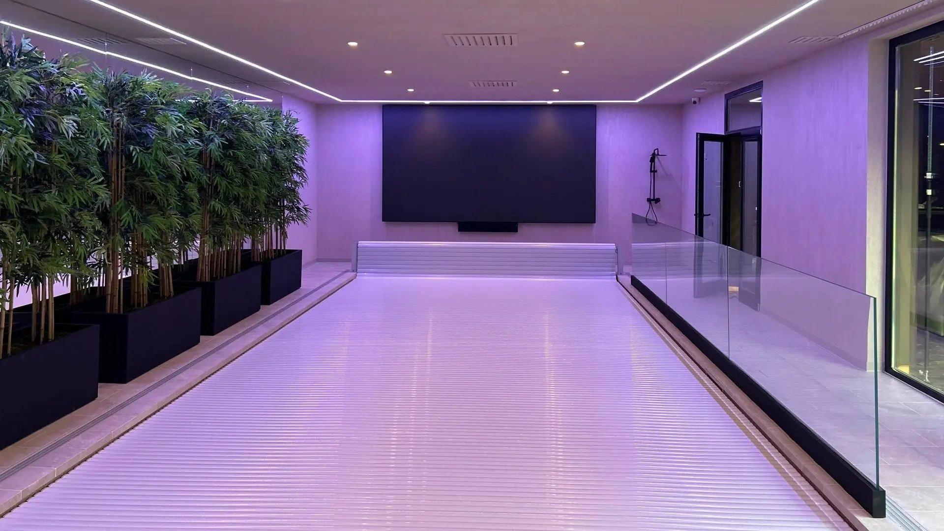 Ekran LED LEDBIM iPX 2 o wymiarach 1,92 x 3,52 m w apartamencie na basenie 3