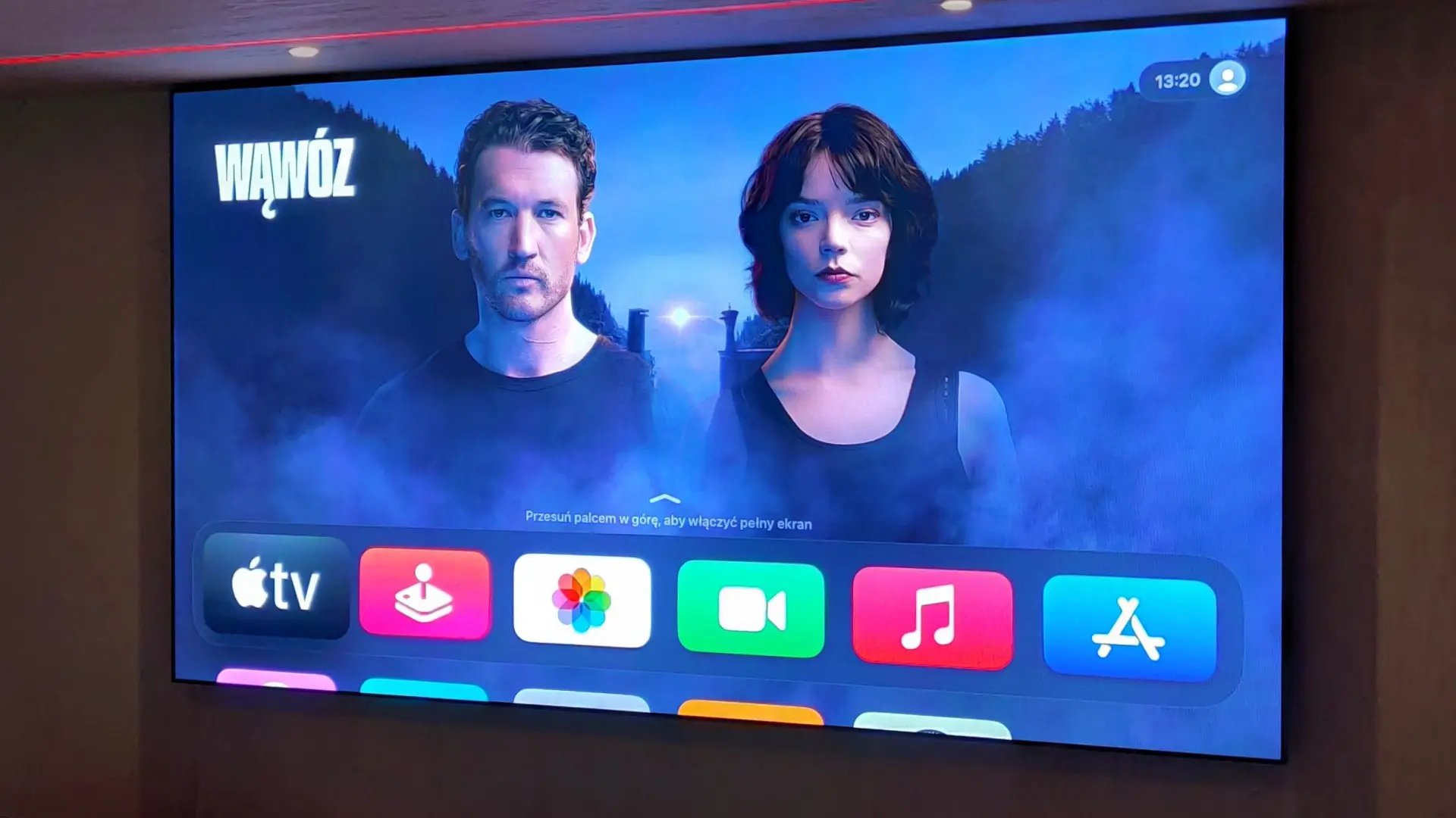 Ekran LED LEDBIM iPX 2 o wymiarach 1,92 x 3,52 m w apartamencie na basenie