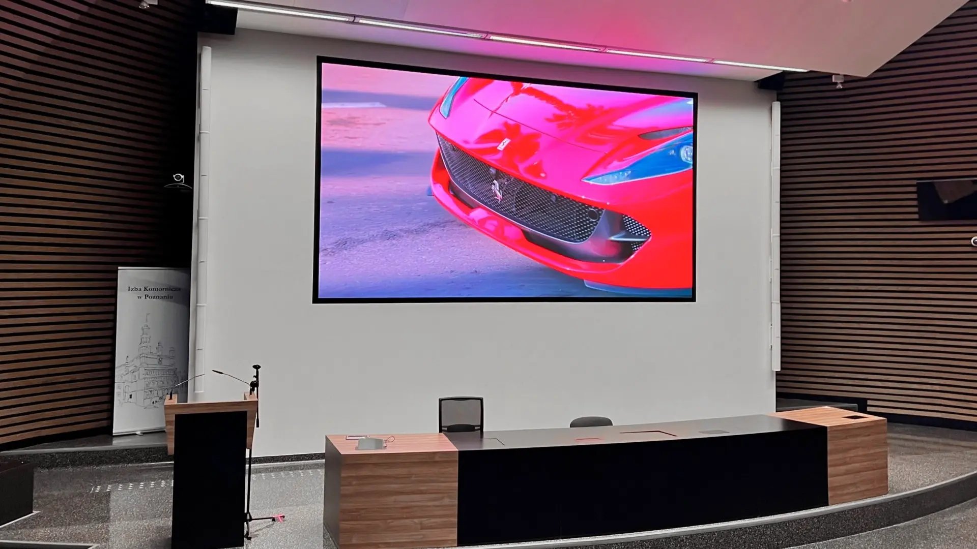 Ekran LED LEDBIM iPX 2 o wymiarach 2,88 x 5,12 m na Uniwersytecie Adama Mickiewicza w Poznaniu 6