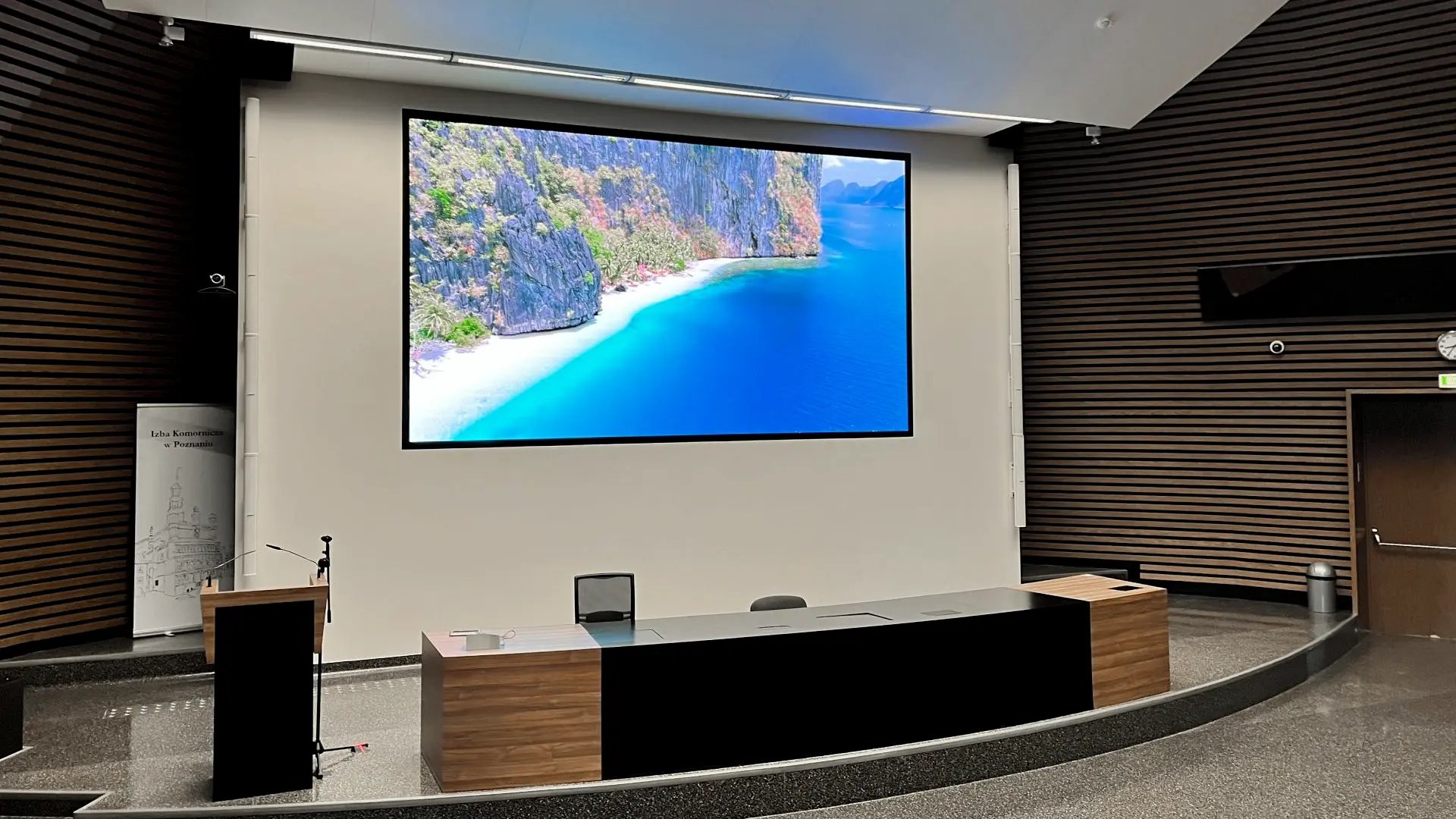 Ekran LED LEDBIM iPX 2 o wymiarach 2,88 x 5,12 m na Uniwersytecie Adama Mickiewicza w Poznaniu 7