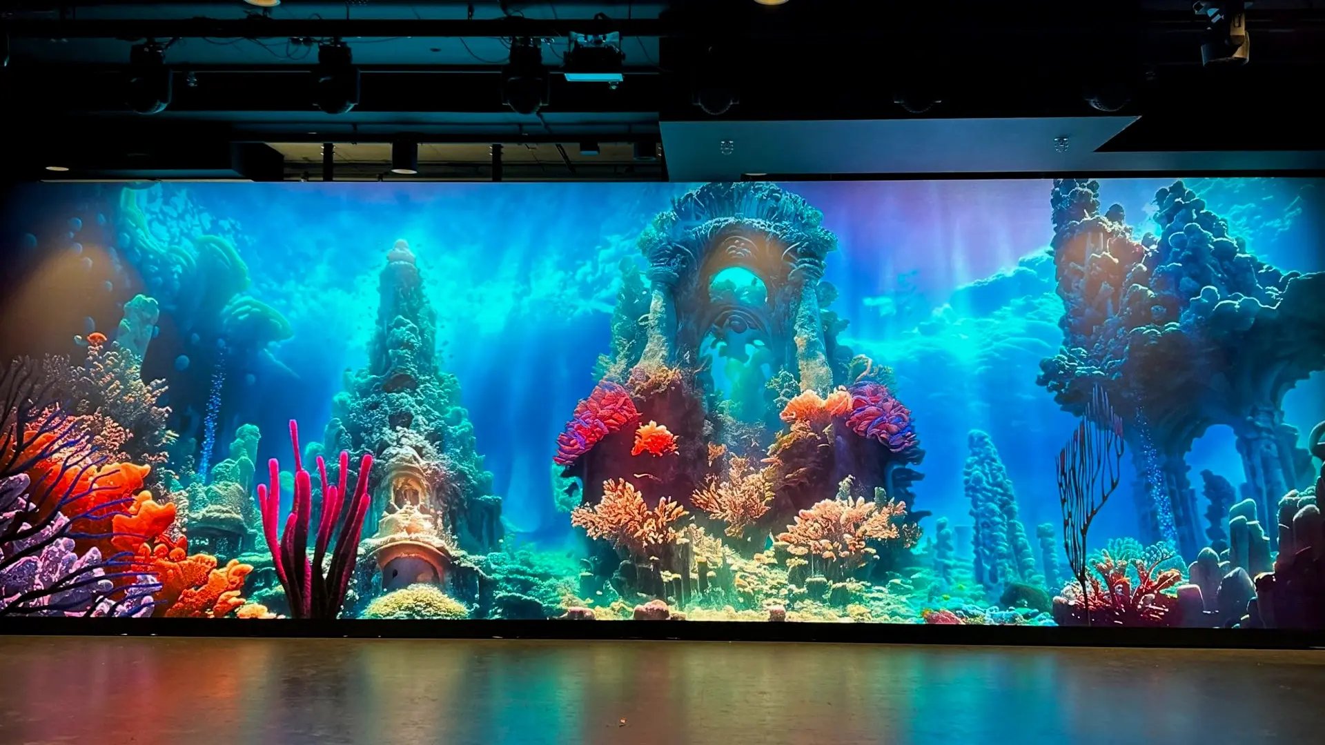 Ekran LED LEDBIM iPX 2,5 jako tło scenograficzne w Teatrze WAM w Warszawie 2