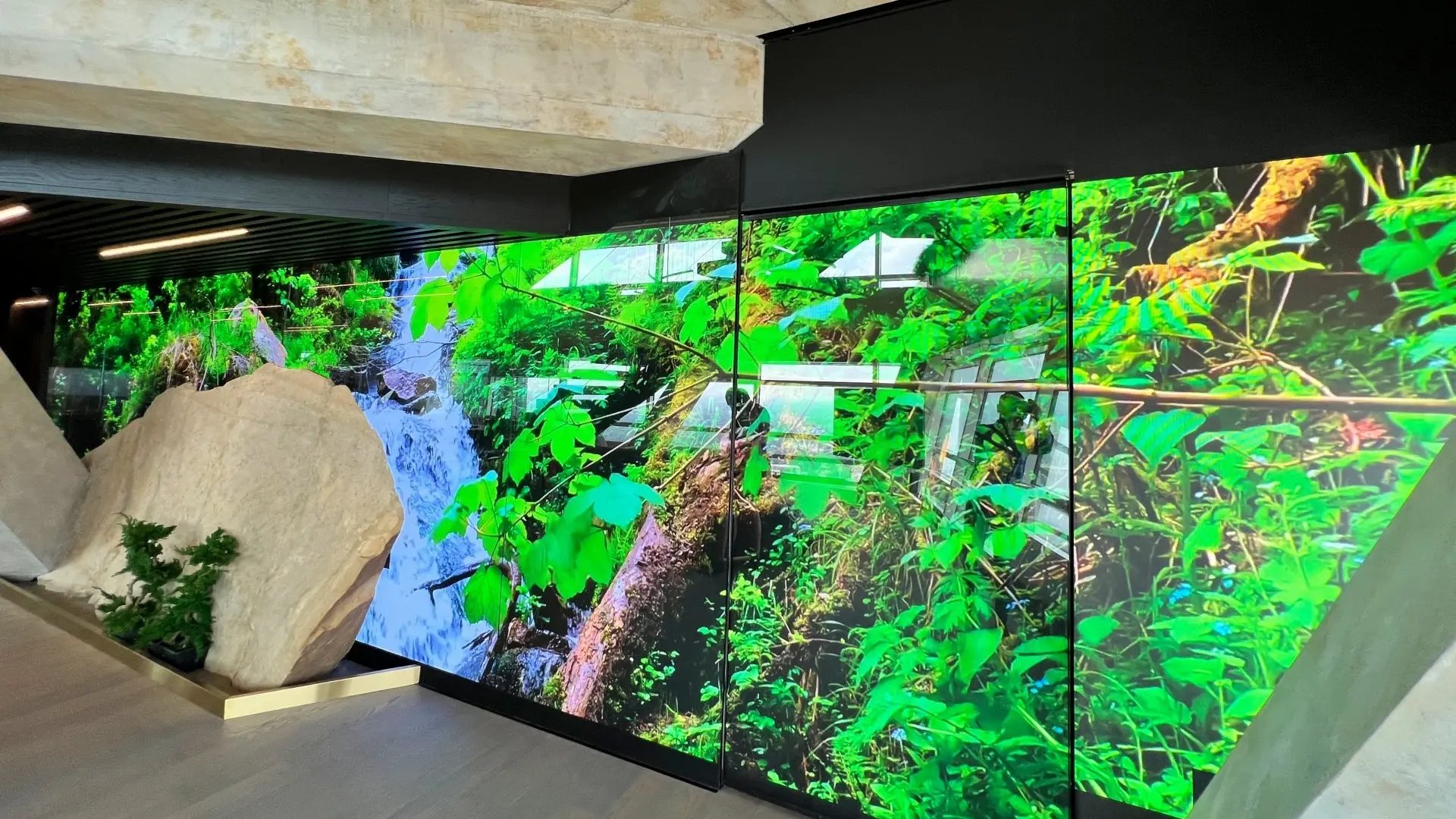 Ekran LED LEDBIM iPX jako multimedialna ściana wizyjna w wieżowcu Złota 44 2