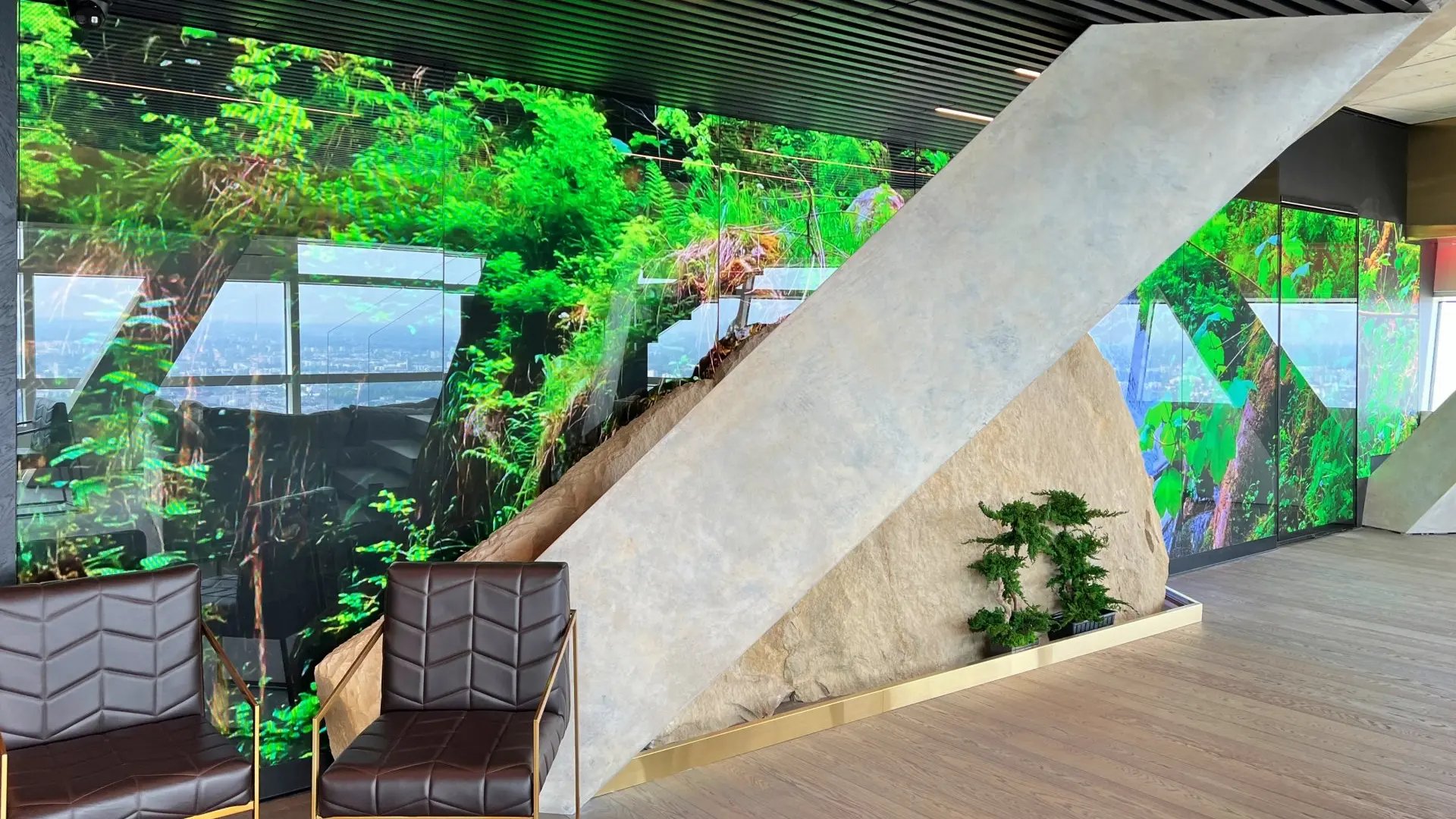 Ekran LED LEDBIM iPX jako multimedialna ściana wizyjna w wieżowcu Złota 44 4