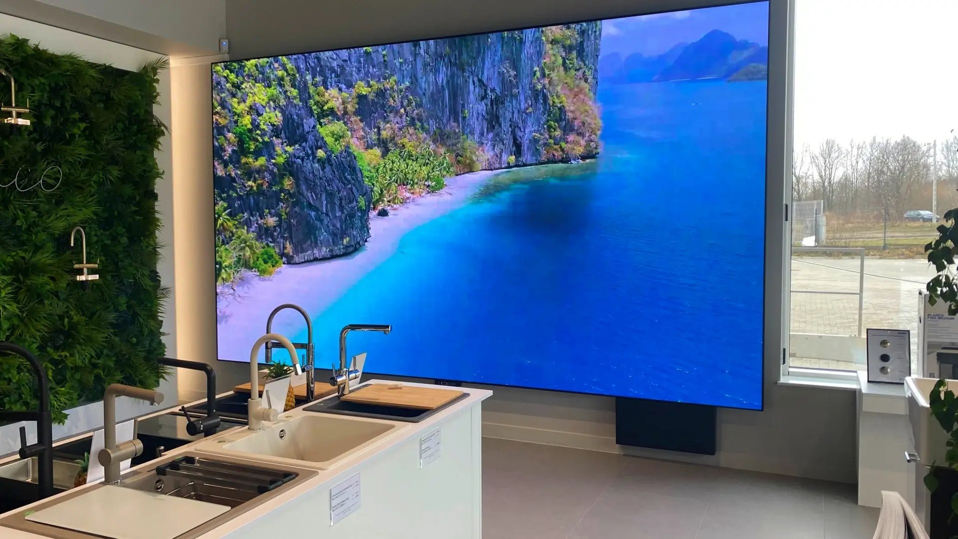 Ekran LED iPX 2 o wymiarach 2,56 x 4,48 m w showroomie armatury łazienkowej 2