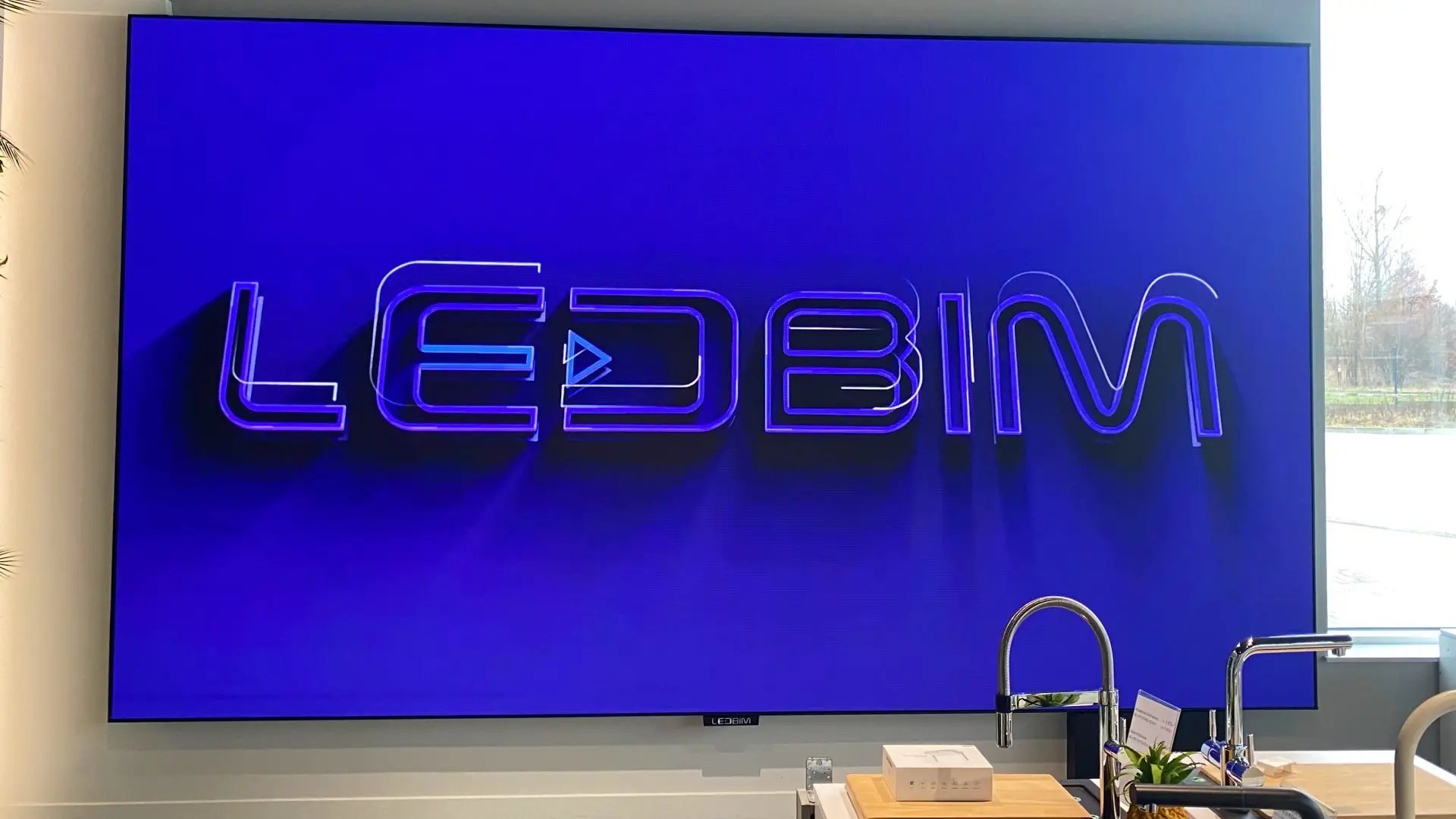 Ekran LED iPX 2 o wymiarach 2,56 x 4,48 m w showroomie armatury łazienkowej 3