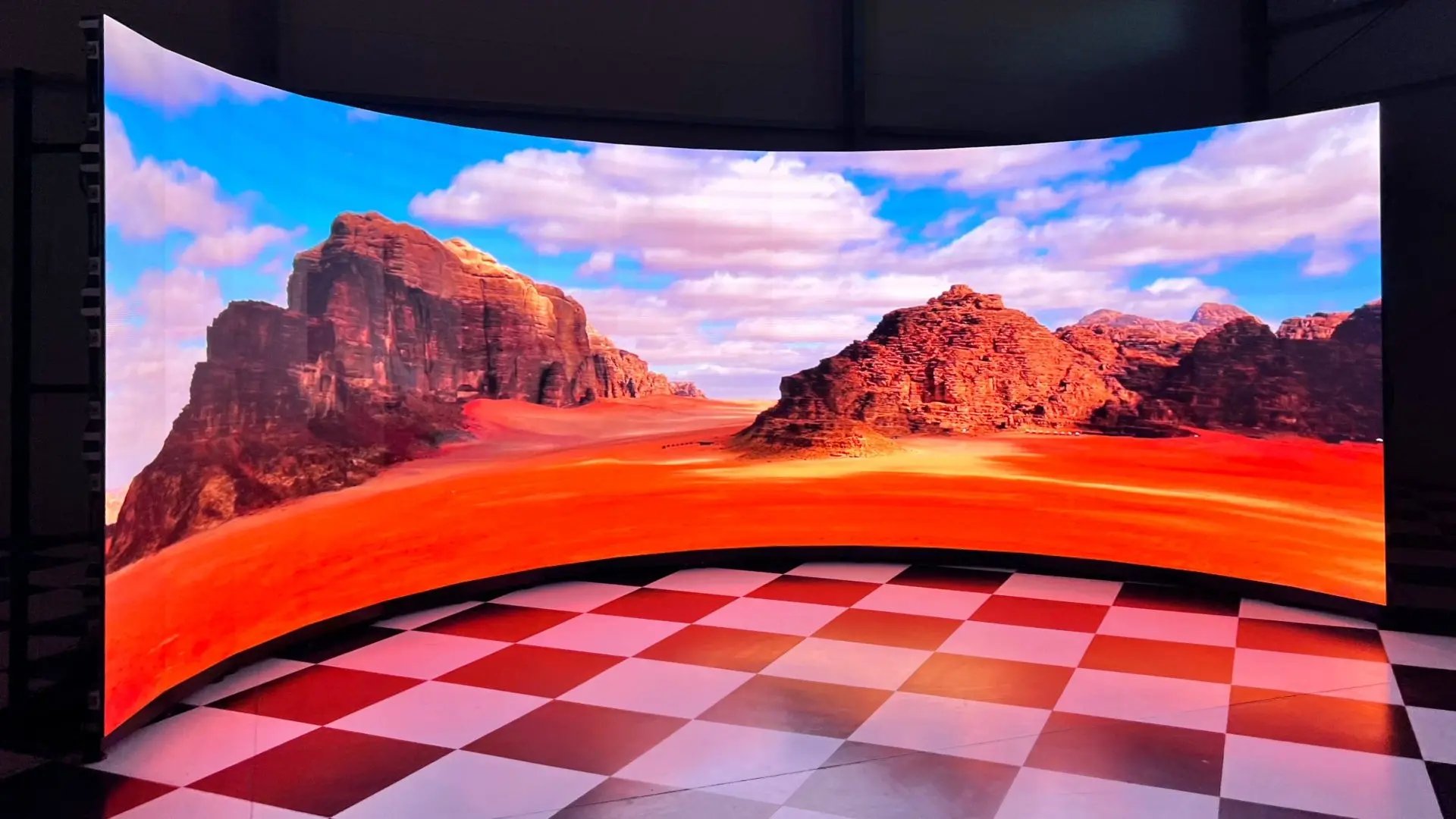 Ekran LED sferyczny LEDBIM sPX 1,9 o wymiarach 2,5 x 8,0 m 6