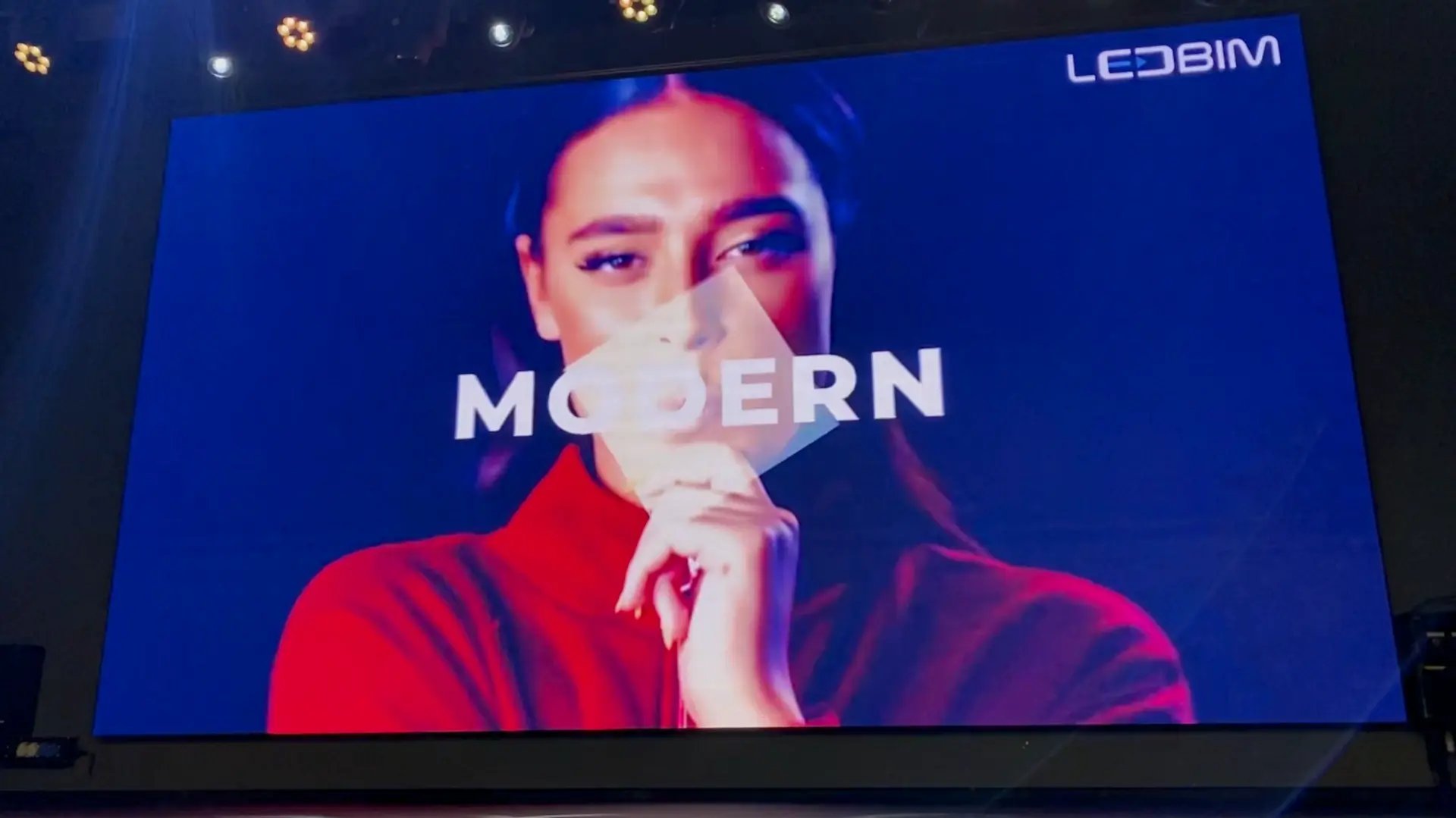 Ekran LED w naradowym centrum piosenki polskiej