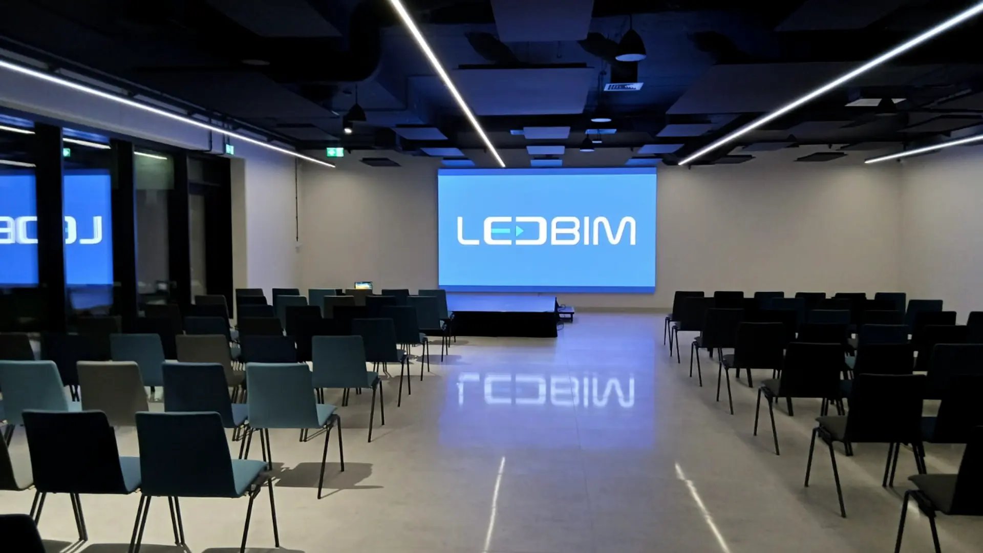 Ekran LED w sali konferencjnej 2b