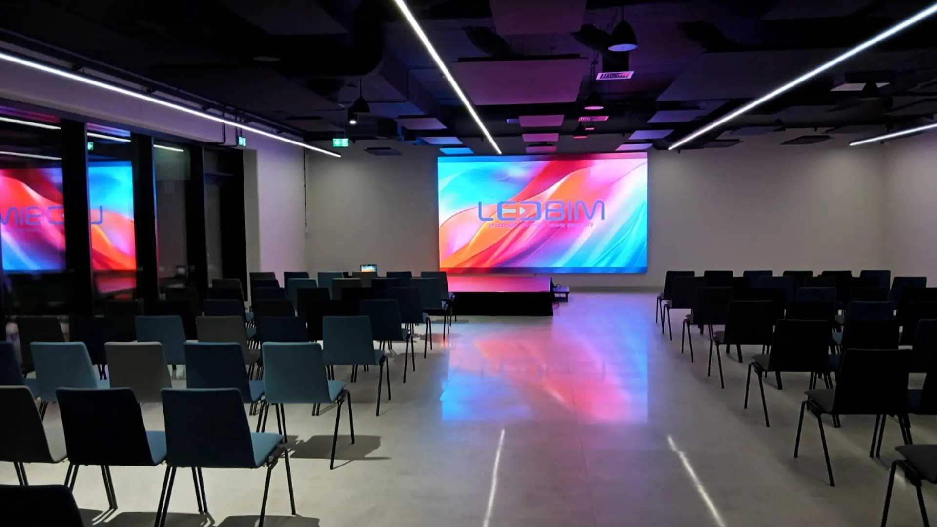 Ekran LED w sali konferencjnej 3b