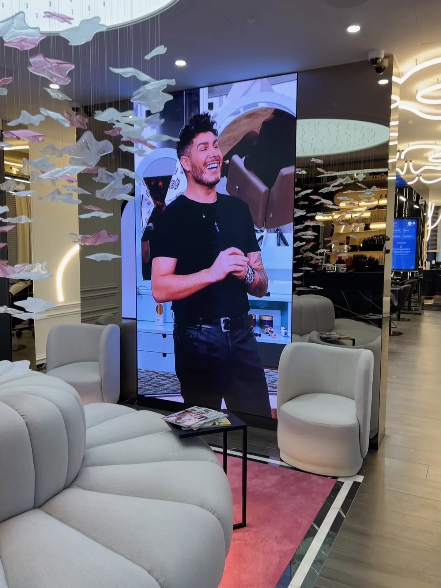 Ekrany ledowe w salonie Piotra Sierpińskiego 1