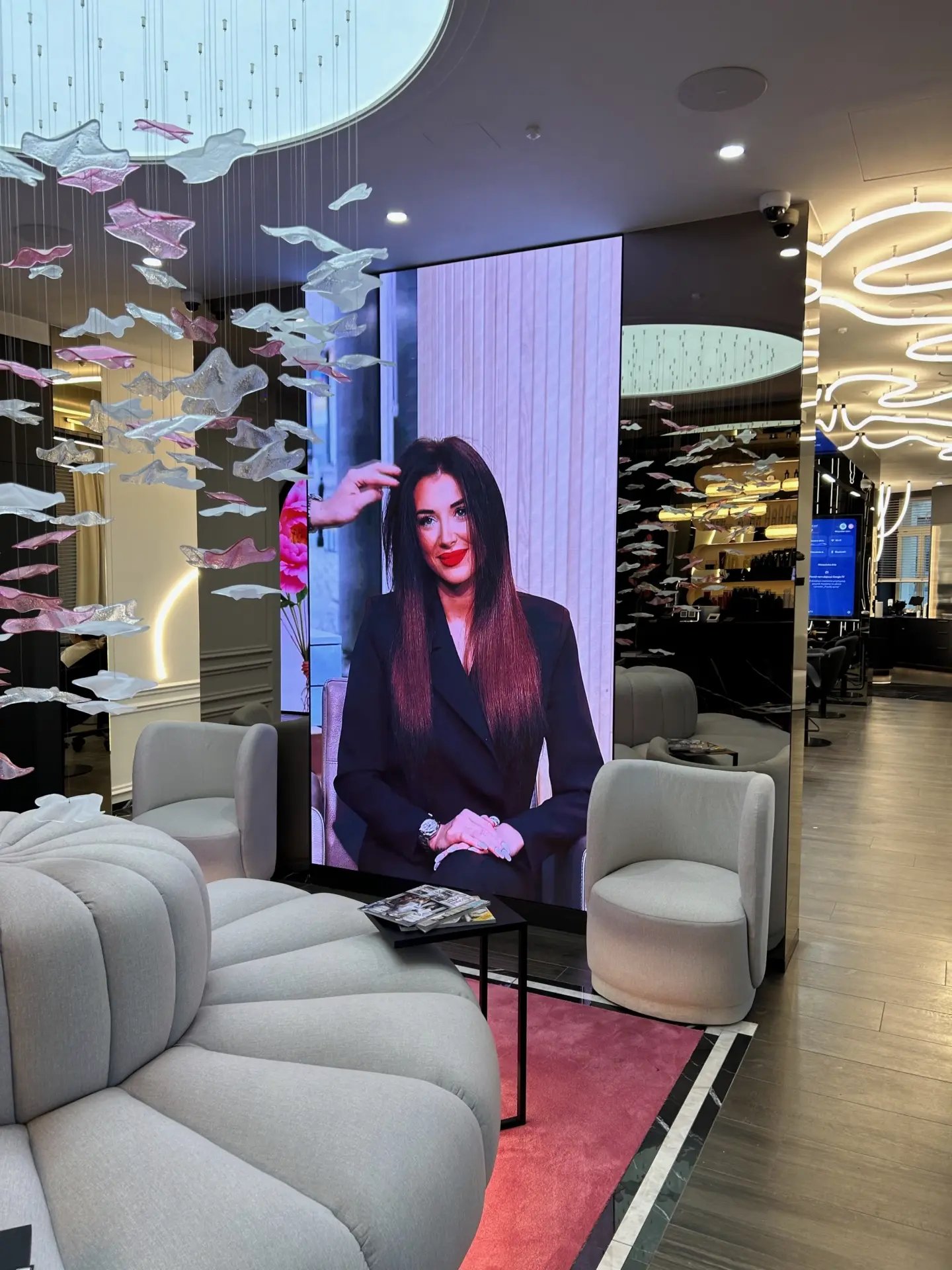 Ekrany ledowe w salonie Piotra Sierpińskiego 2