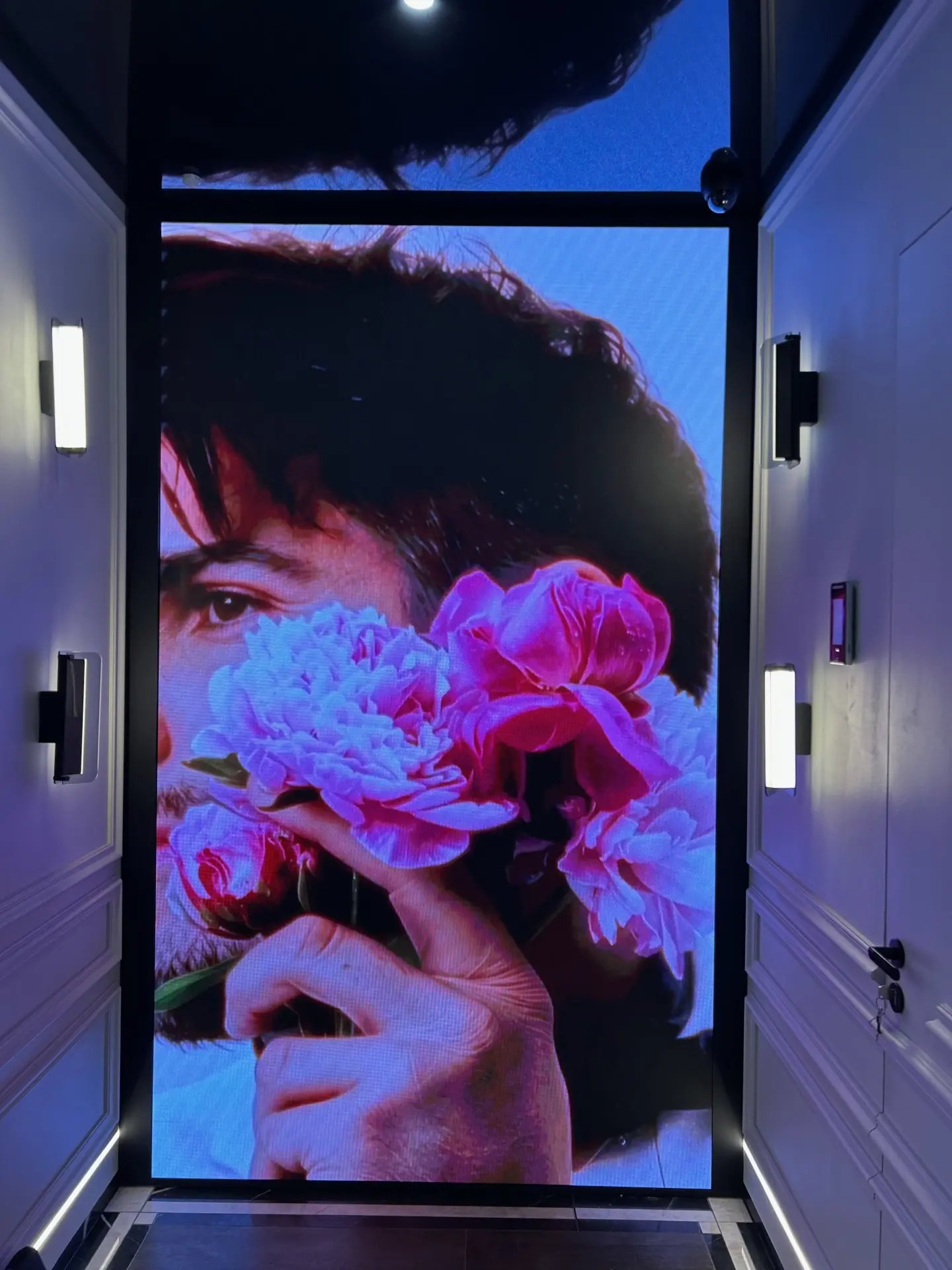 Ekrany ledowe w salonie Piotra Sierpińskiego 3