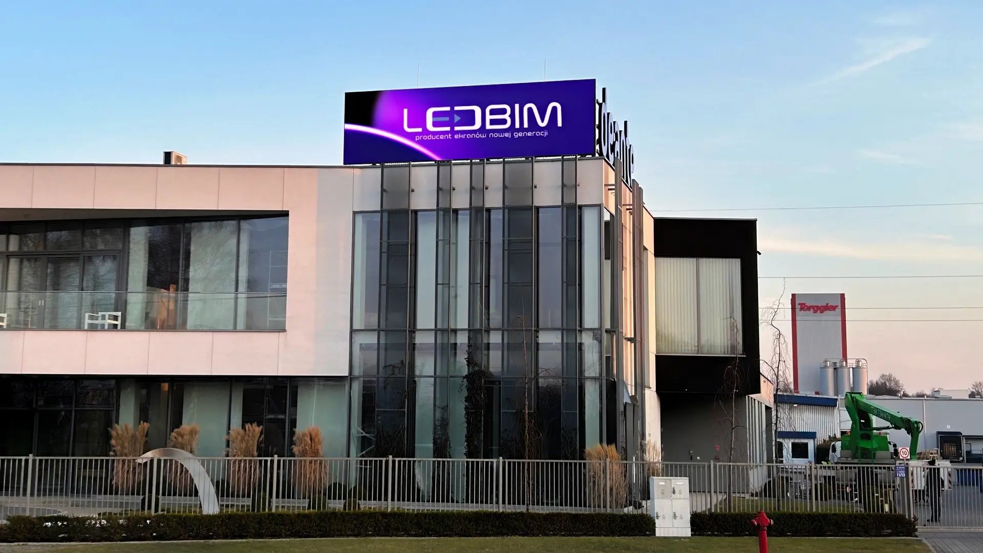 Telebim LEDBIM ZPX 8 pro - 2,24 x 7,68 m zamontowany na dachu budynku firmy DEANTE3b