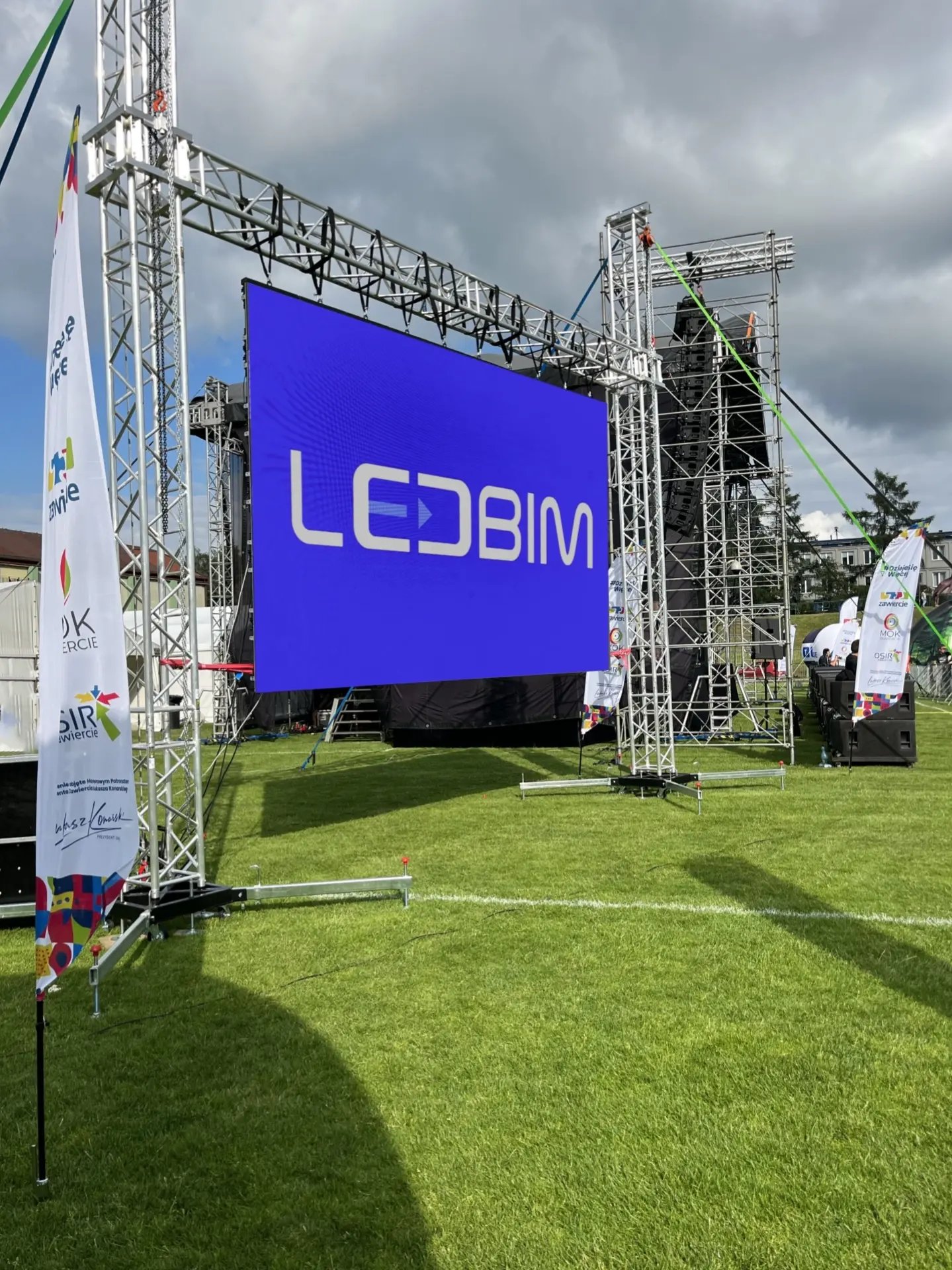 Telebim ekran LED podwieszony na kratownicy 1