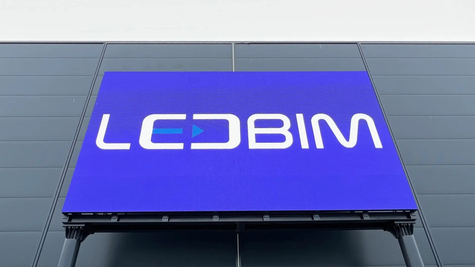 Telebim z konstrukcją 4